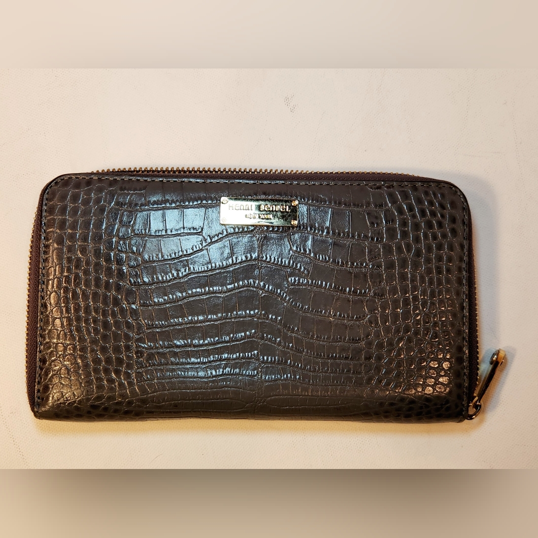 Henri Bendel Gray Zippy Wallet